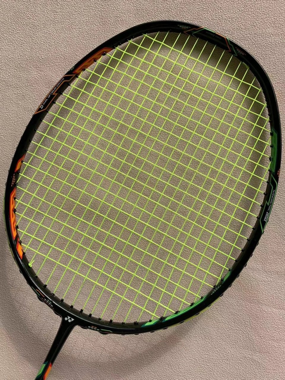 高定双刃10橙绿羽毛球拍  全新羽毛球拍双刃10橙绿全碳素单拍是一款