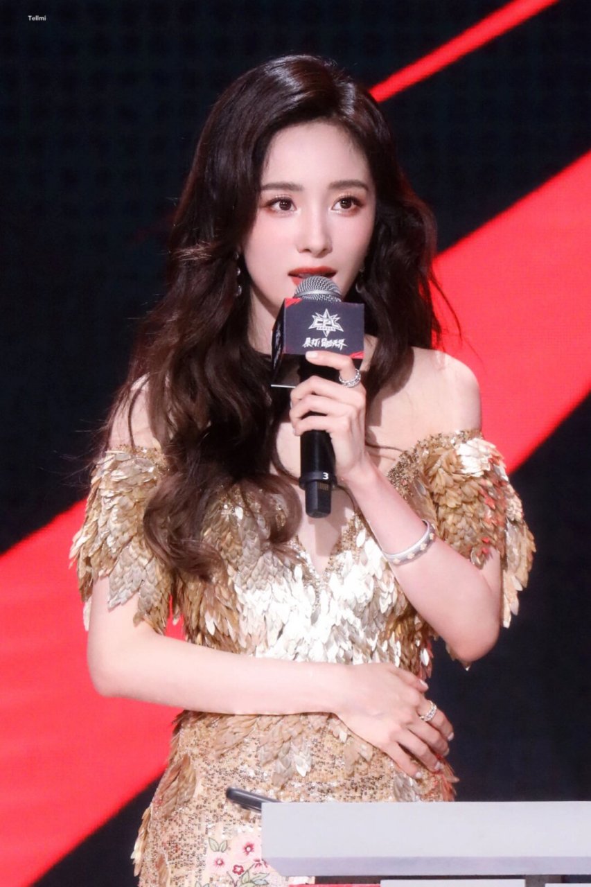 杨幂,这个名字在娱乐圈中闪闪发光,如同最耀眼的明星.