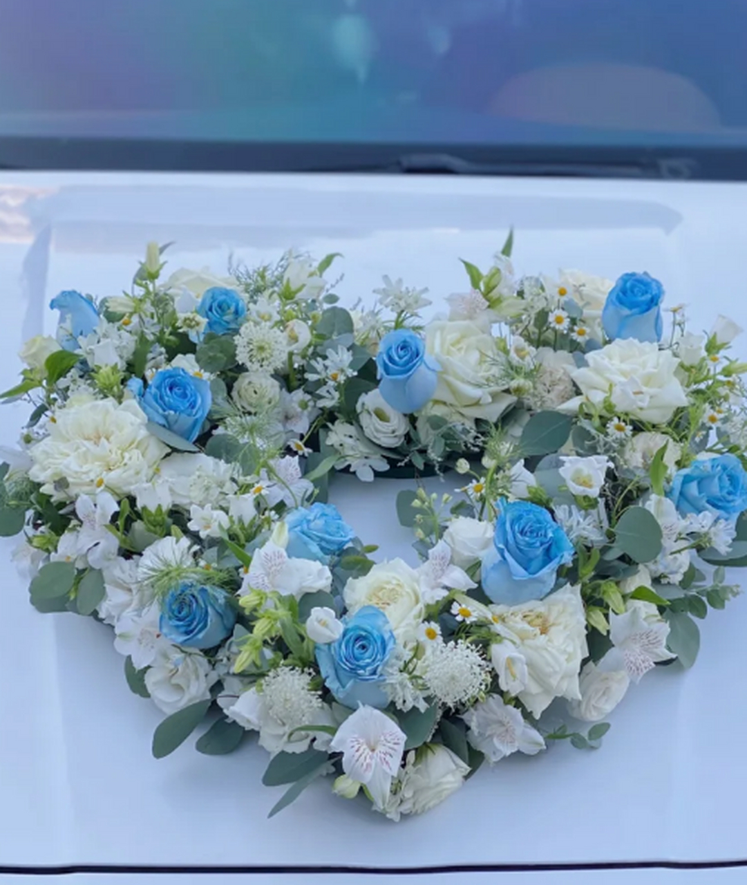 心型婚车花艺:蓝白色系的永恒浪漫 心型婚车花艺,以蓝白色系为主色调