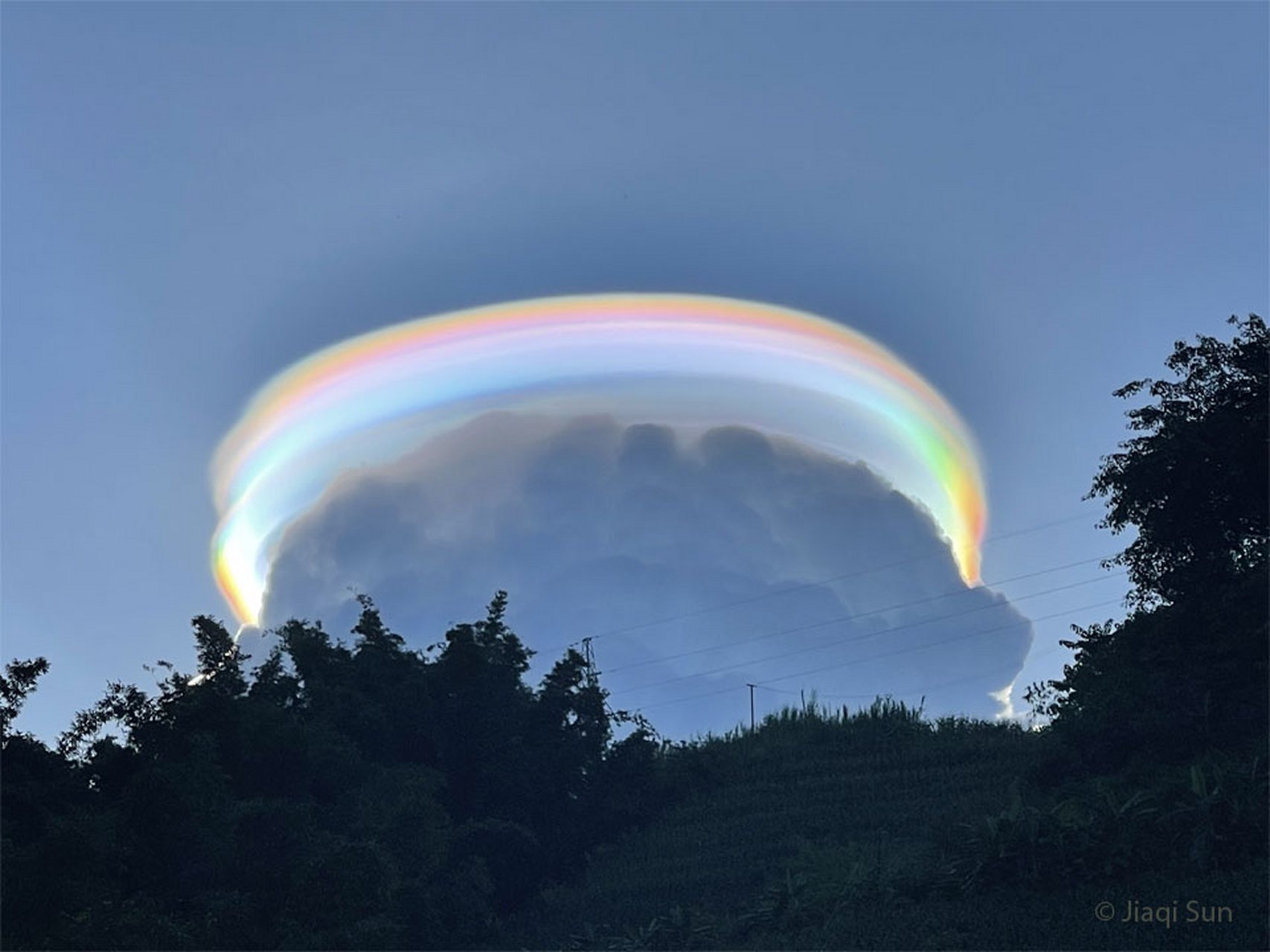 寻常的积雨云上方罩着罕见的幞状云,显示低层云正在向上扩张,或许会