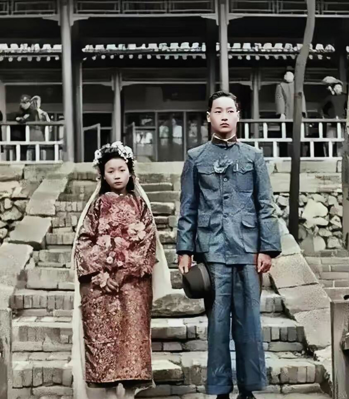 是民国时期,中国陕西一对新婚夫妻的合影