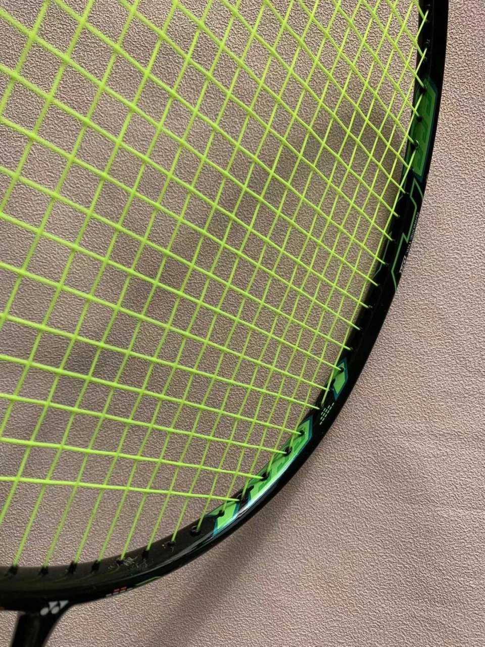 高定双刃10橙绿羽毛球拍  全新羽毛球拍双刃10橙绿全碳素单拍是一款