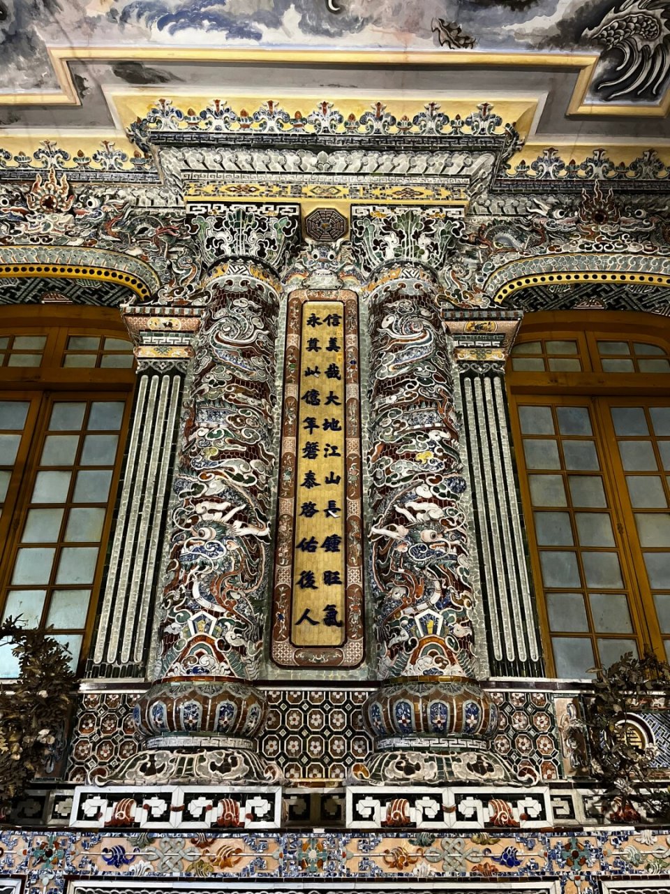 扭曲了時空的極其華美又頹敗的越南皇陵  启定皇陵位于优美的周珠山上