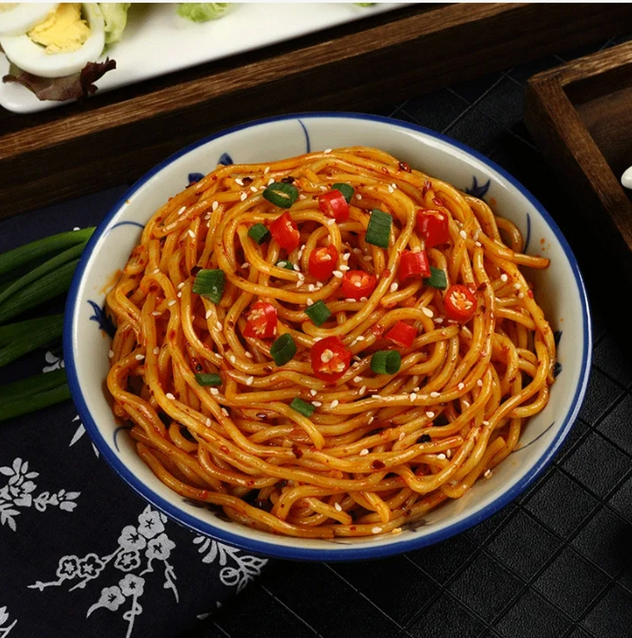 早起随便走在扬州街头,干拌面摊比比皆是.