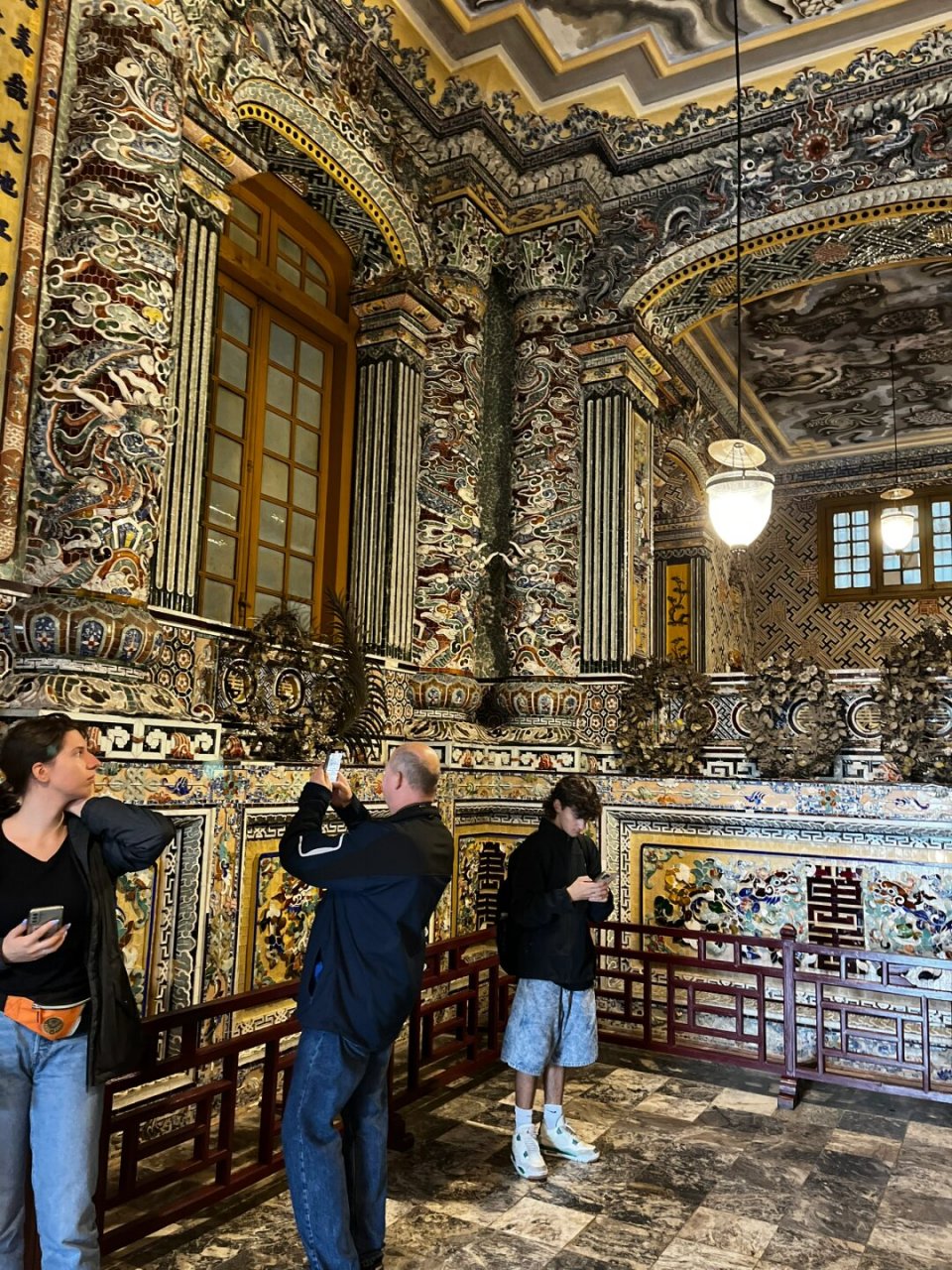 扭曲了時空的極其華美又頹敗的越南皇陵  启定皇陵位于优美的周珠山上