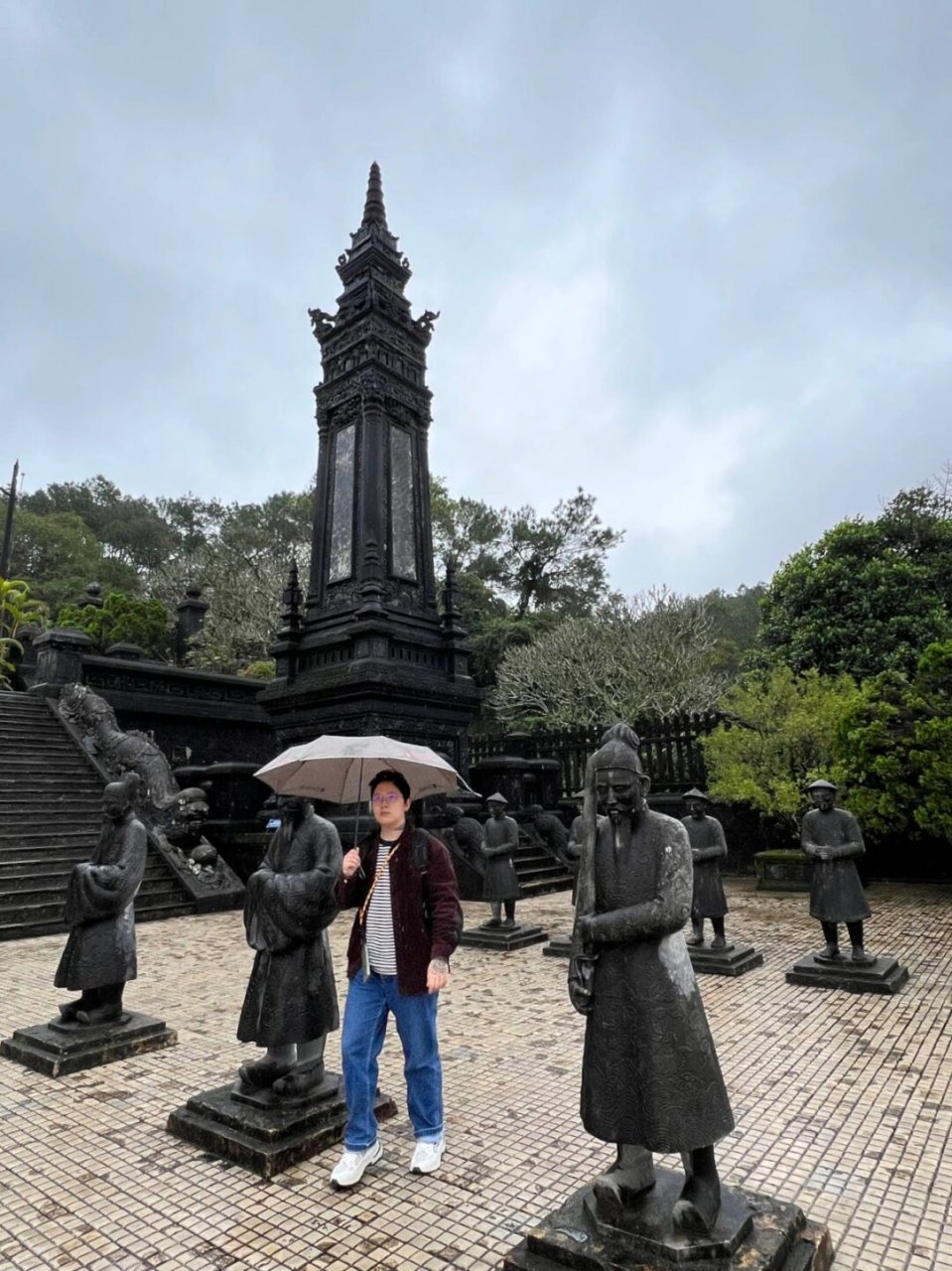 扭曲了時空的極其華美又頹敗的越南皇陵  启定皇陵位于优美的周珠山上