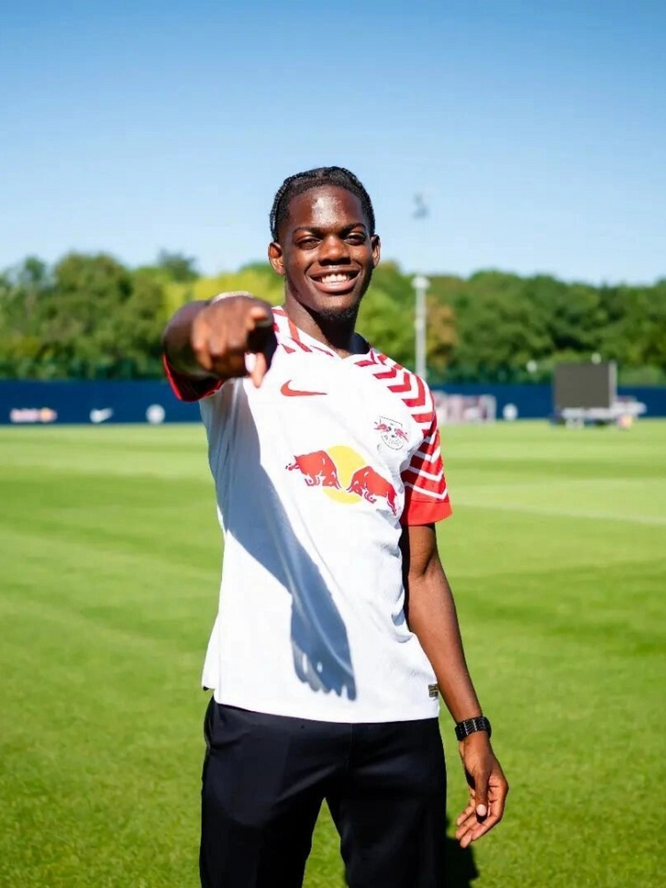 自8岁加入里昂青训营以来,他展现出卓越的足球天赋和潜力,逐渐成为