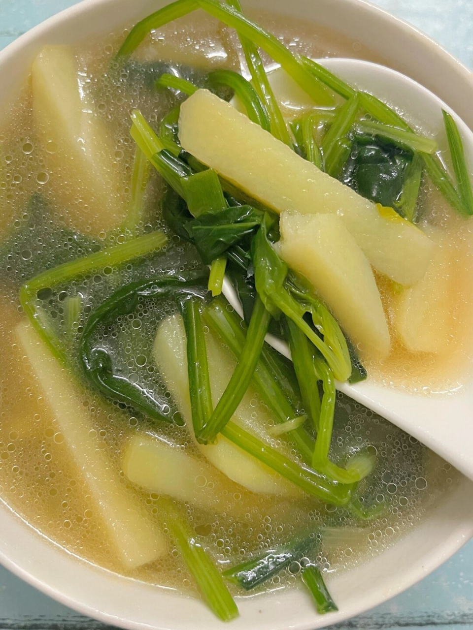 夏天清爽解腻的土豆菠菜汤  简介: 在炎炎夏日,来一碗清爽解腻的