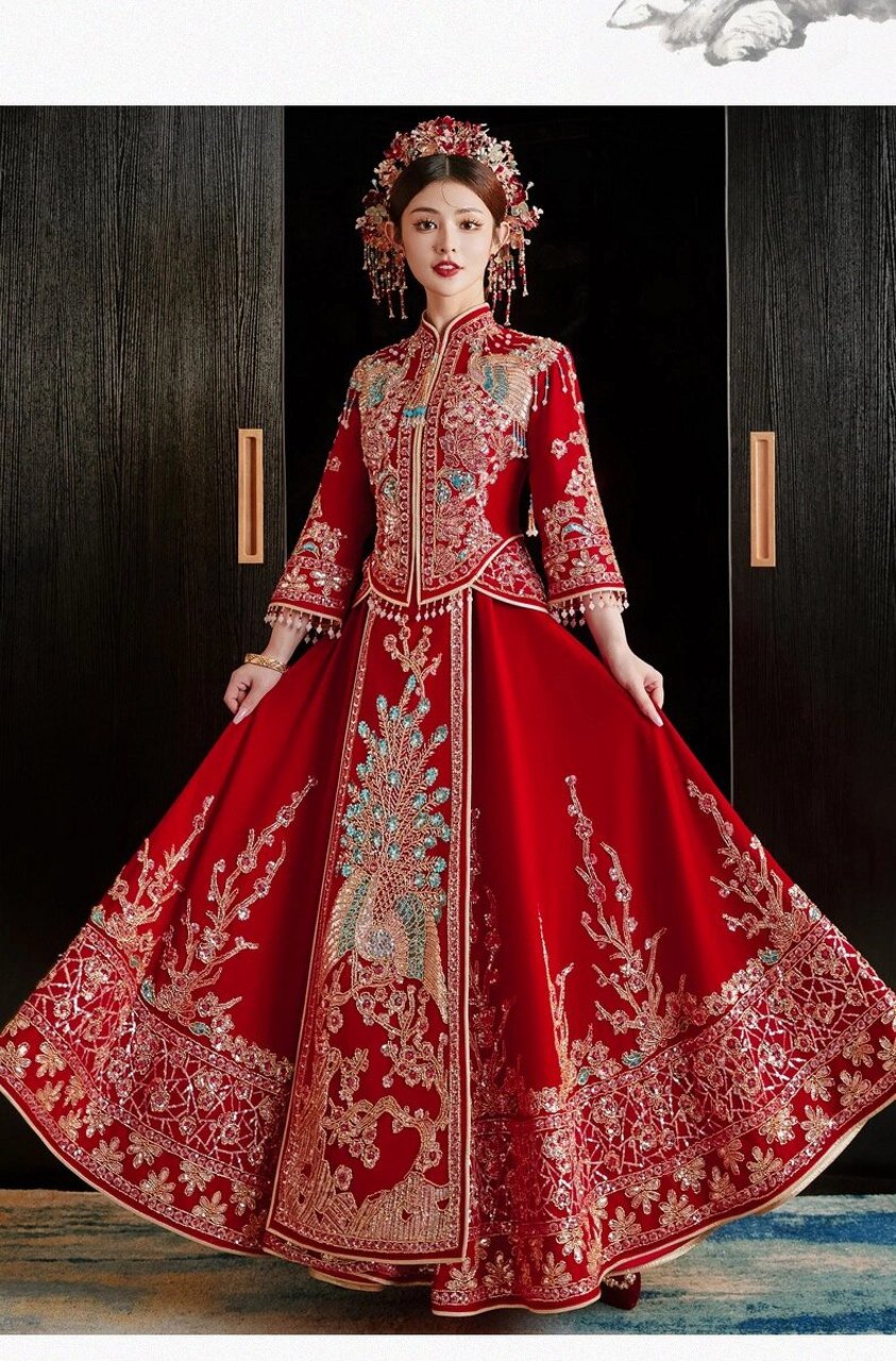 火爆全网的孔雀举丝绒秀禾服  婚纱上精致的刺绣令人叹为观止,栩栩如