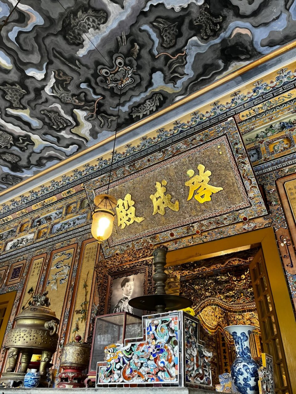 扭曲了時空的極其華美又頹敗的越南皇陵  启定皇陵位于优美的周珠山上