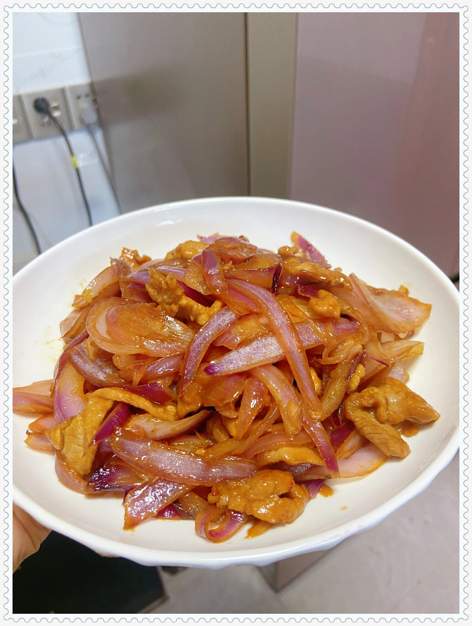 这洋葱炒肉,堪称一绝.红洋葱切丝,瘦肉腌制,入锅翻炒,香气四溢.