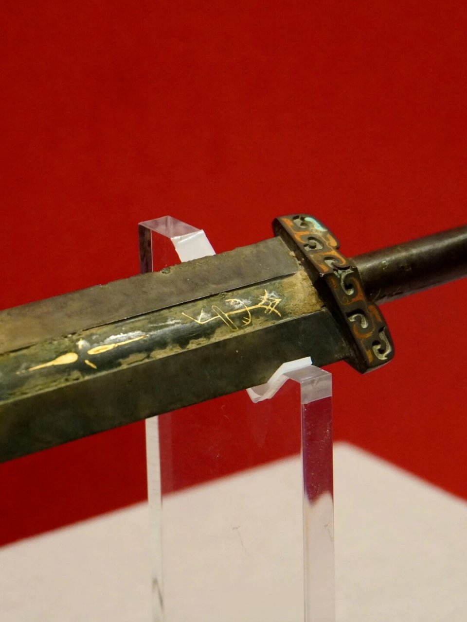 真是华丽又潇洒  在中国古代,剑作为一种重要的武器和礼仪用品,备受