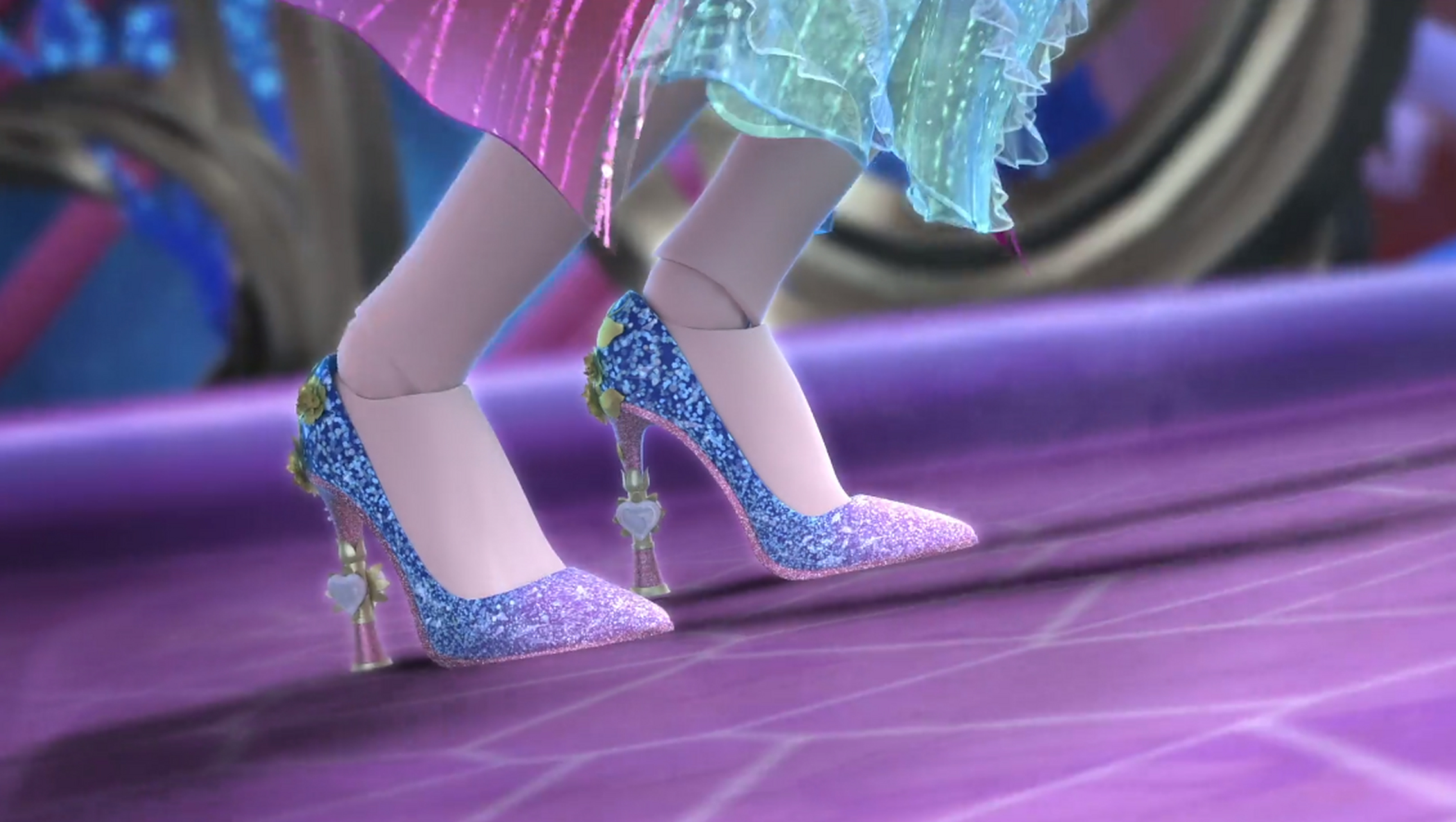 叶罗丽#银尘的鞋有颗粒感,齐娜穿红高跟踮起脚,莫纱的玫红磨砂鞋最