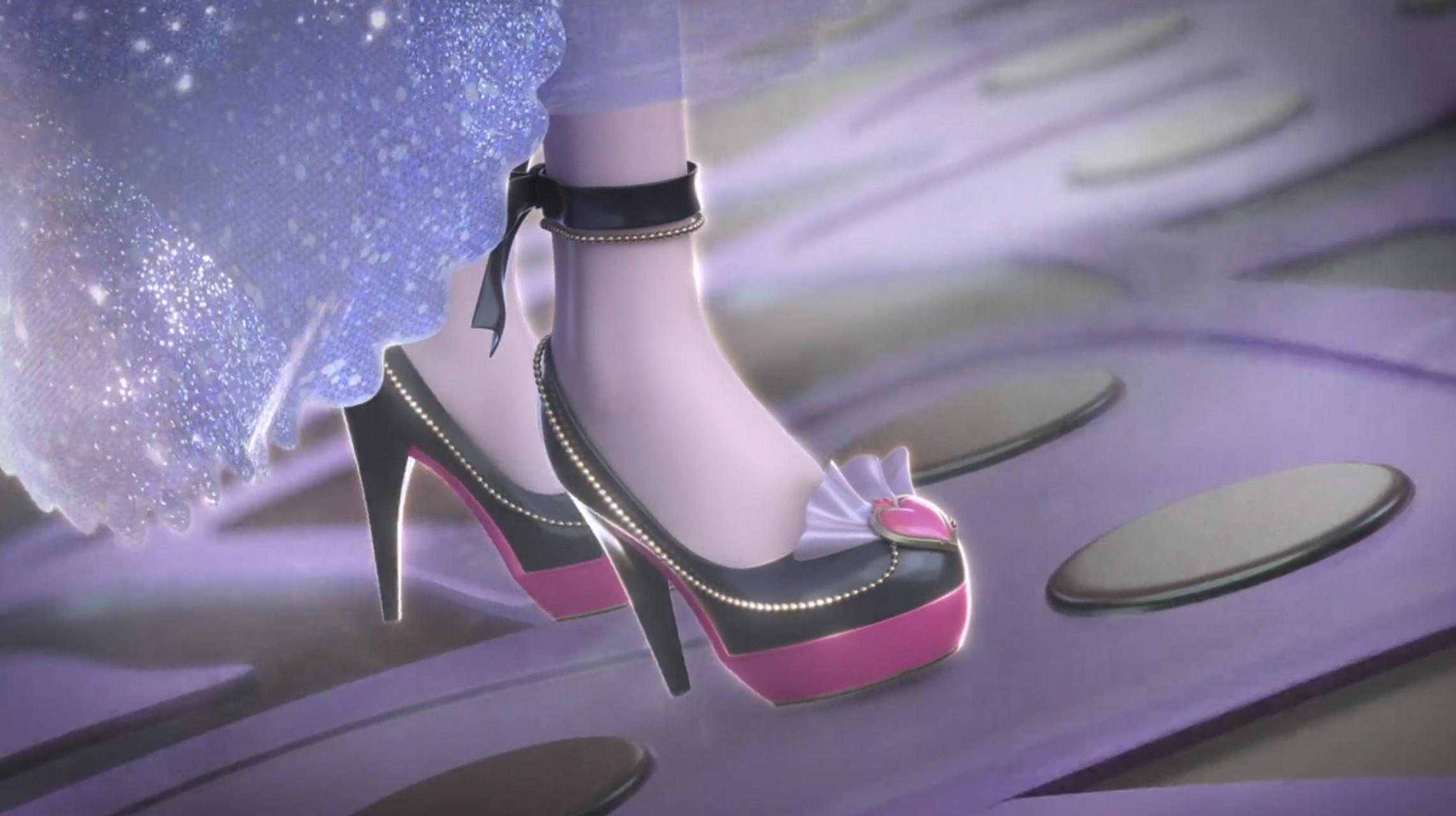 叶罗丽#银尘的鞋有颗粒感,齐娜穿红高跟踮起脚,莫纱的玫红磨砂鞋最