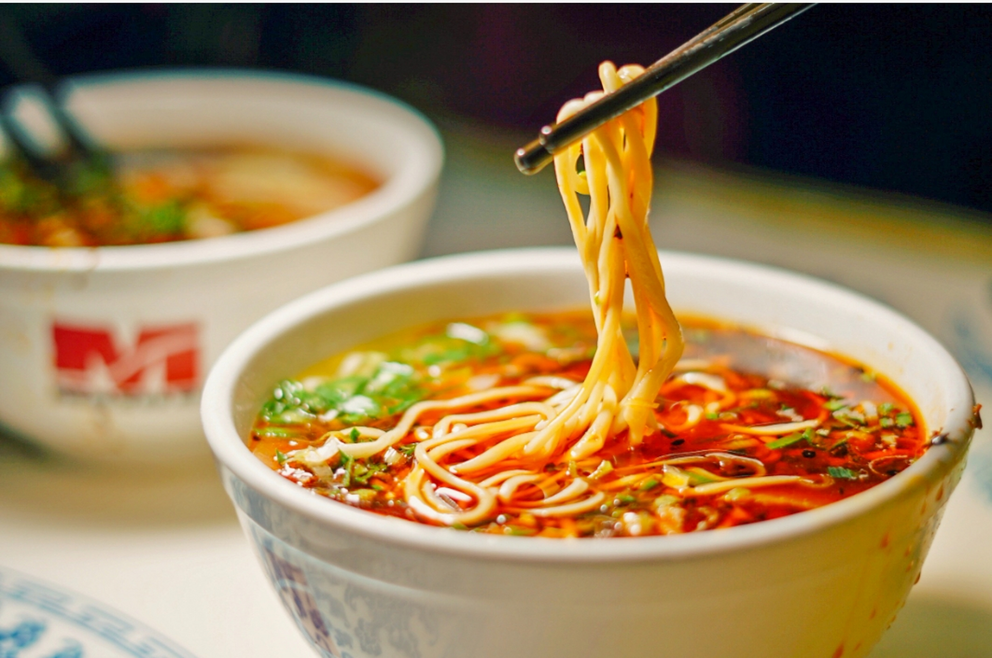 早起随便走在扬州街头,干拌面摊比比皆是.