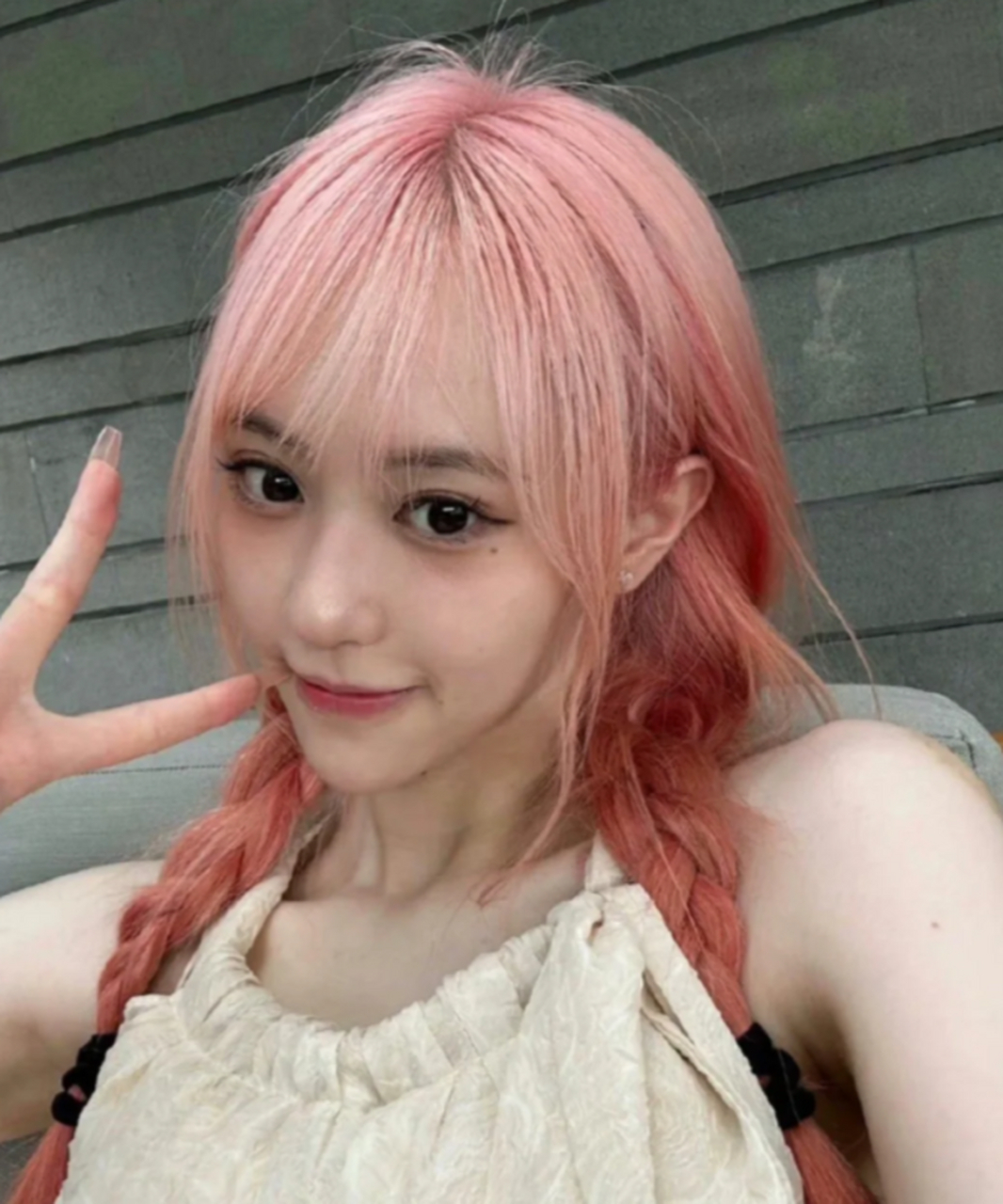 盘点24岁宋威龙的三任女友 林允 美人鱼出道的星女郎;赵佳丽 prada