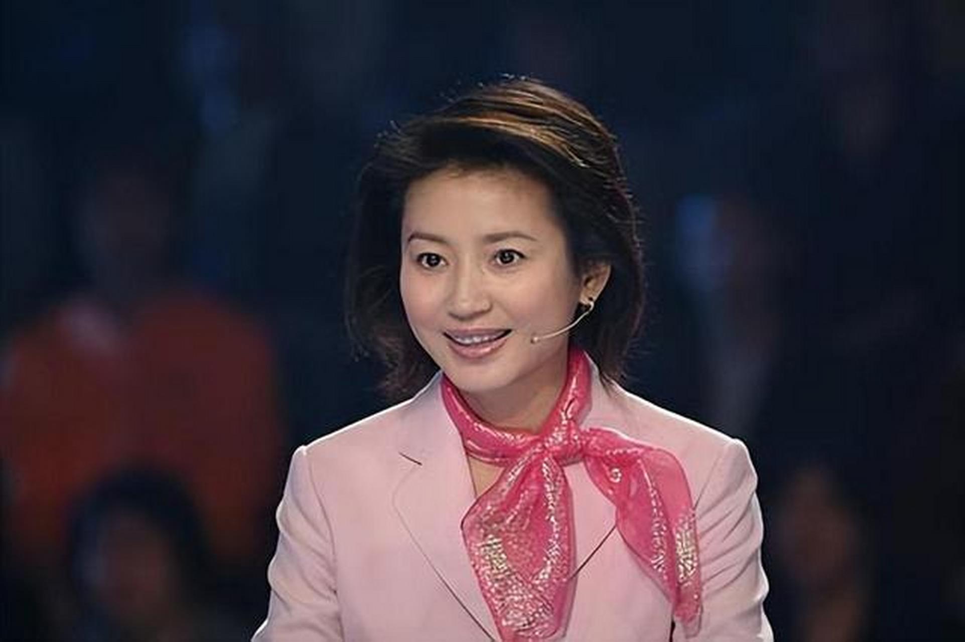 央视著名主持人王小丫,以其端庄大方的主持风格,陪伴了80,90后从童年