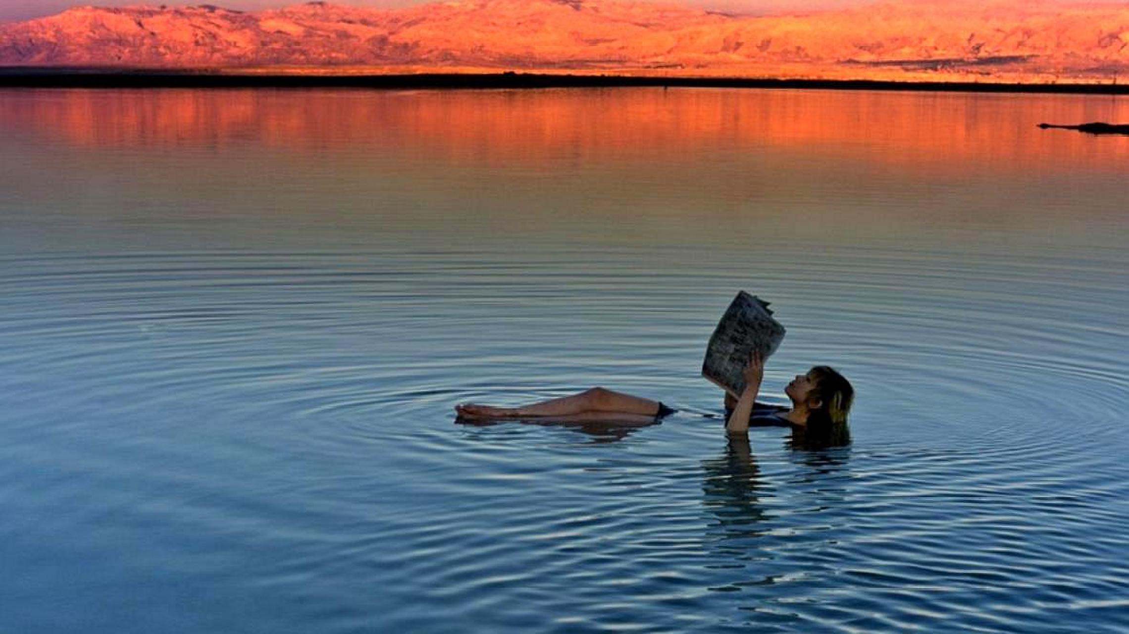 高盐度水体会刺激皮肤,伤口接触海水会感到灼热