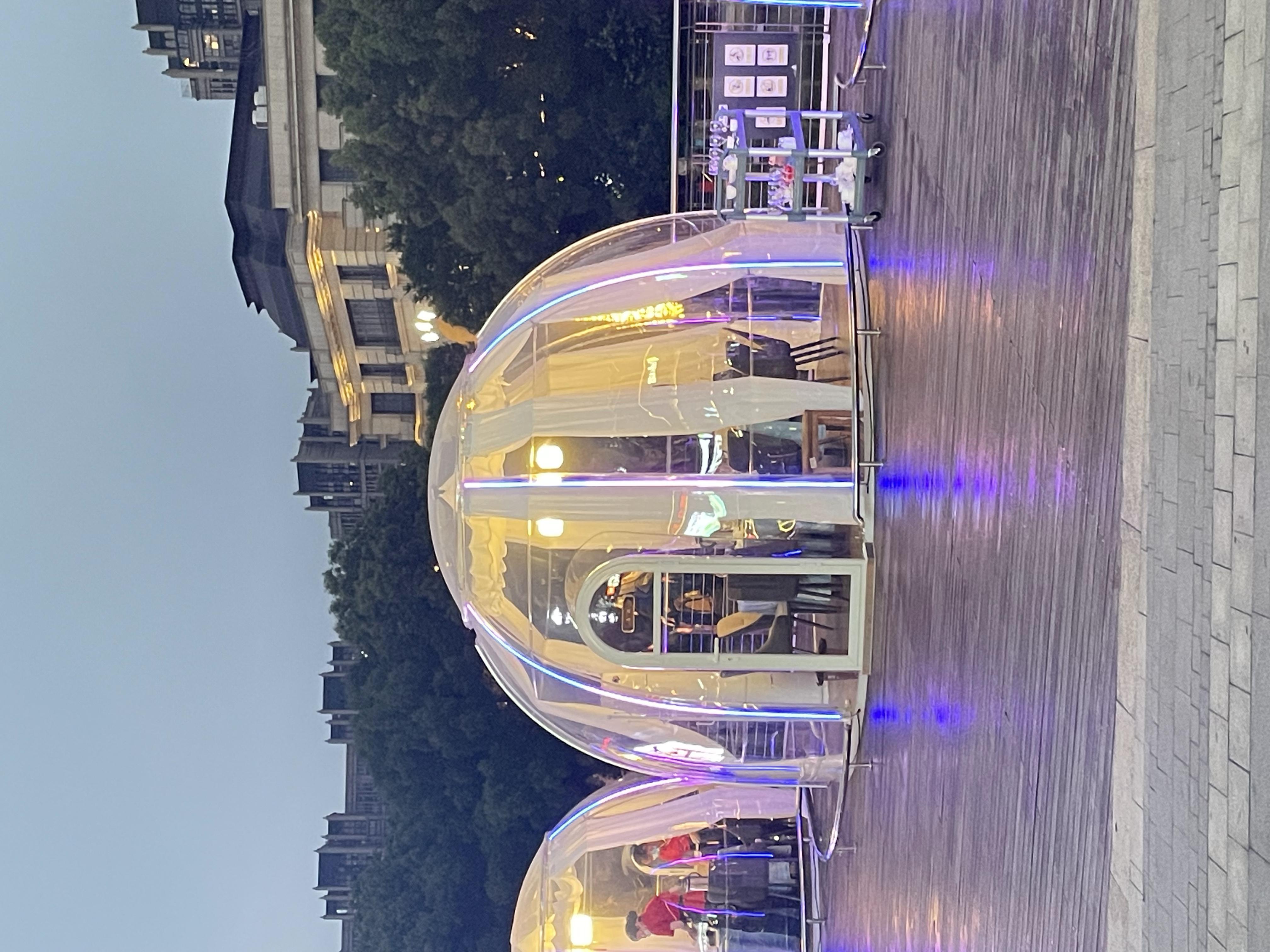 餐厅户外搭建透明星空房,组装方便,遮阳挡雨