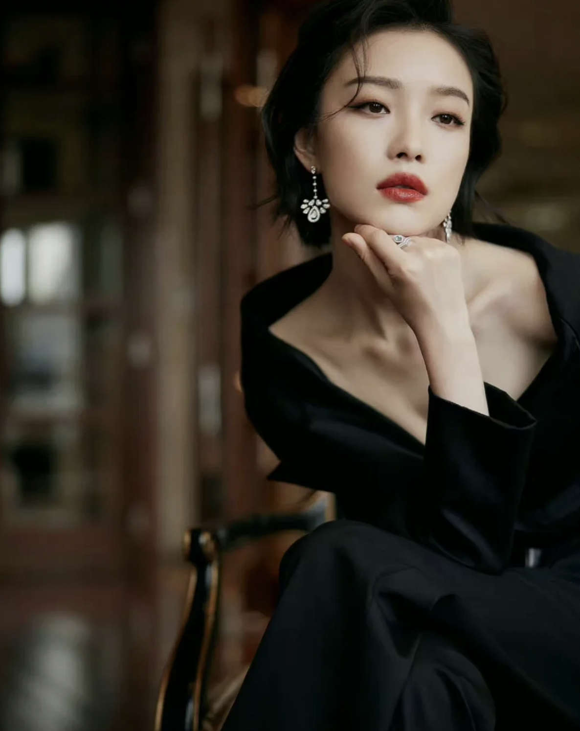 倪妮曾多次尝试短发造型,她以不同的短发款式展现了不同的风格和气质
