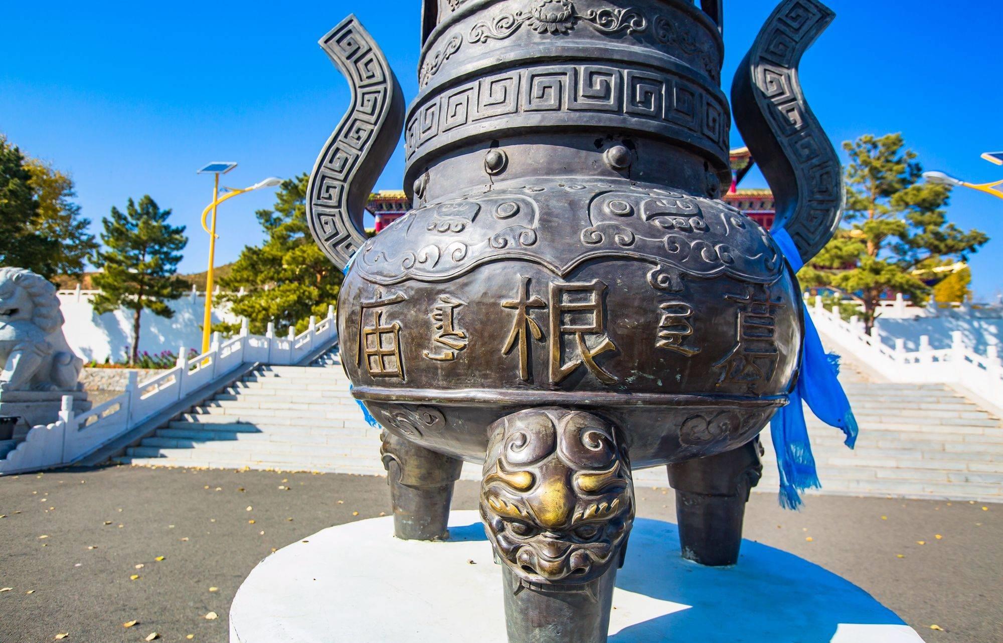 乌兰浩特有一座葛根庙,富丽堂皇,气势雄伟,吸引了众多游客前来