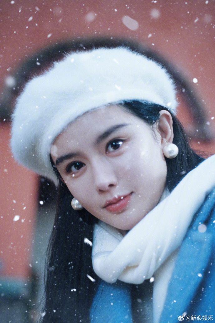 初代网红南笙结婚了,身着红色婚服对着镜头wink,新婚快乐!