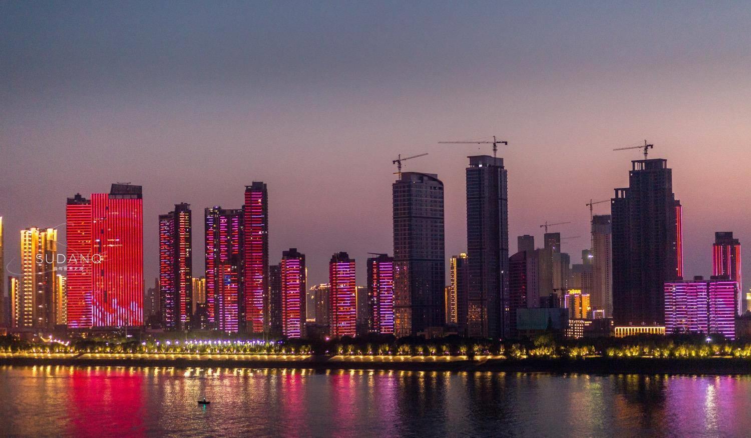 它是万里长江上的第一座大桥,是武汉最美的夜景之一,令人骄傲