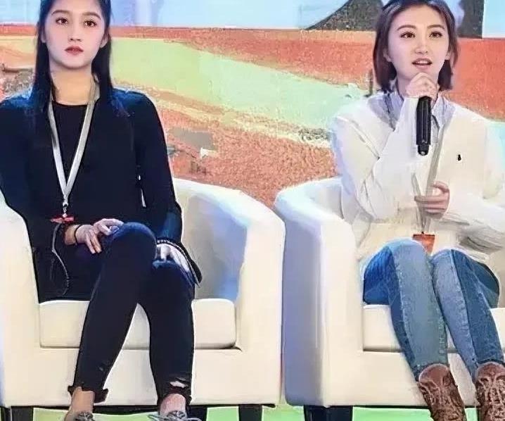 这是关晓彤和景甜的照片,左边是关晓彤,右边是景甜.