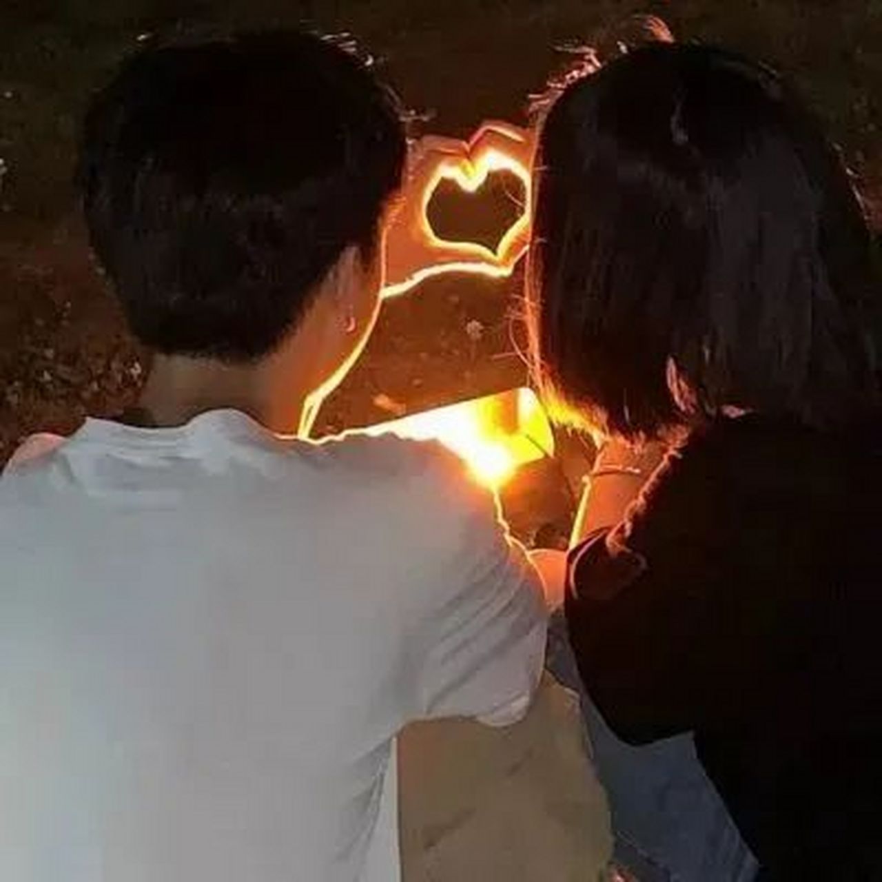 真人情侣头像 | 男女之间最暧昧的事莫过于借东西 一借一还便有两次