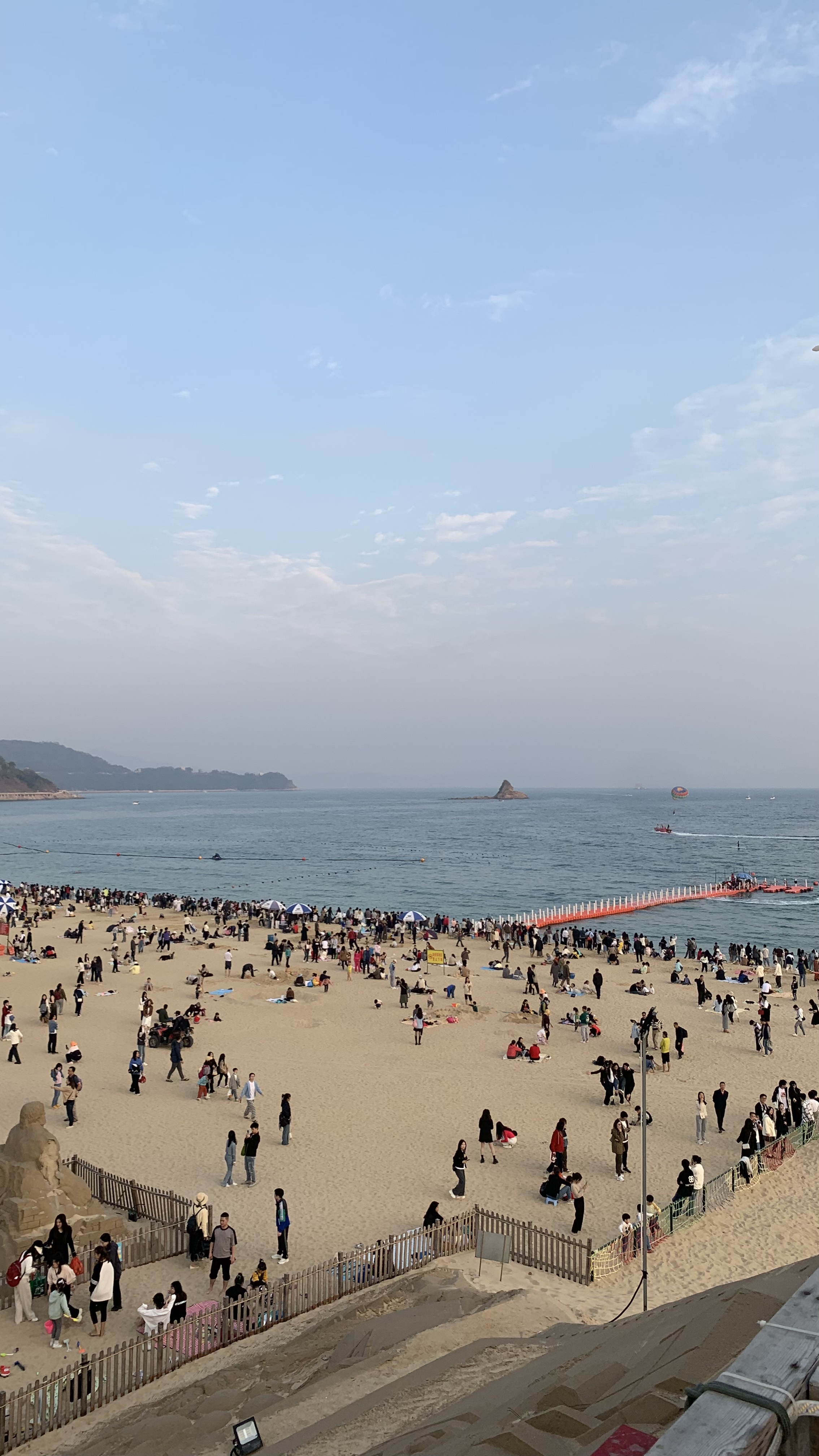 冬天的深圳大梅沙海滨公园沙滩依然非常热闹竖屏美照