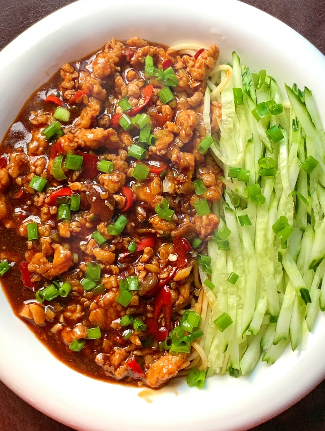 这碗炸酱面真的好好吃,青瓜肉酱面这样做,每根面条都裹满了酱汁,肉沫