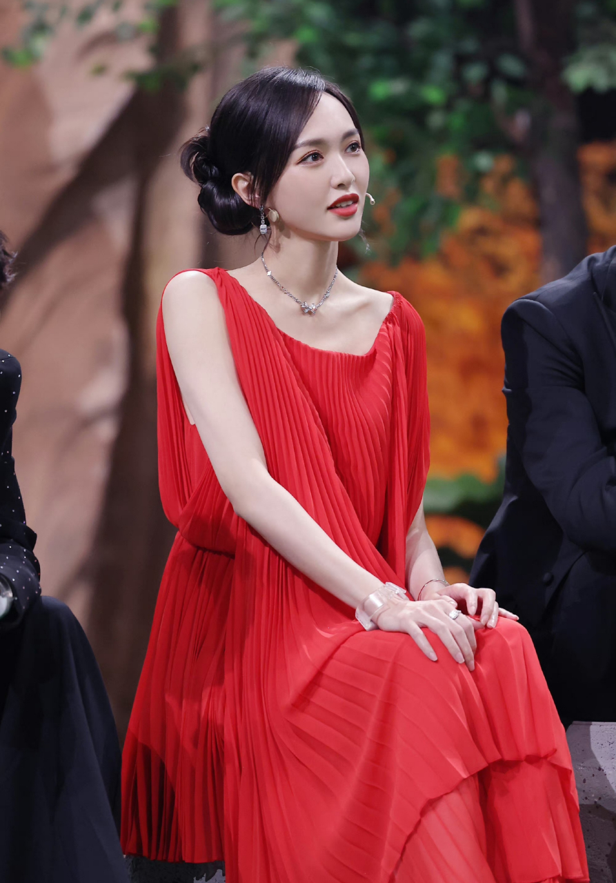 唐嫣穿红裙好漂亮,青春靓丽,美艳动人,很是好看!