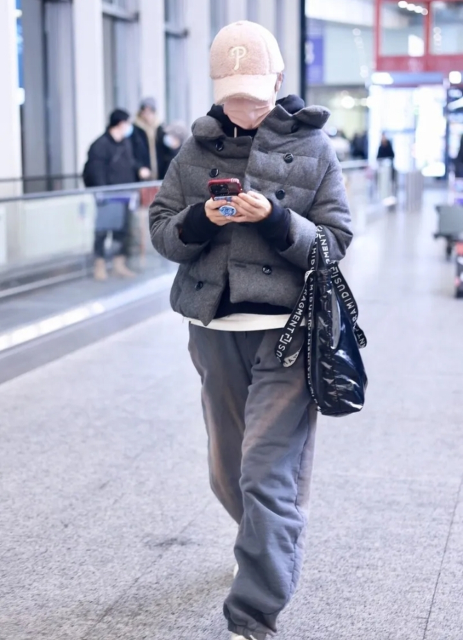 马伊琍,现身北京机场 她这一次穿了一身的灰色走机场 用粉色棒球帽