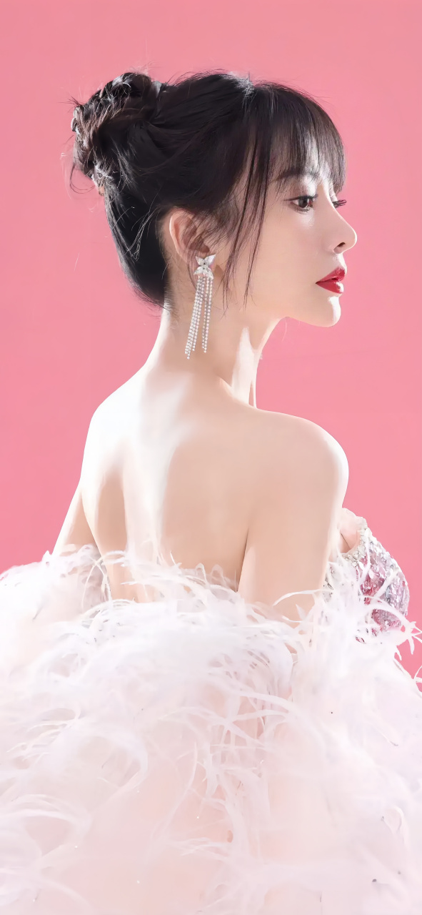 柳岩身着一袭玫瑰粉鎏金晚礼服,闪耀着迷人的光泽.