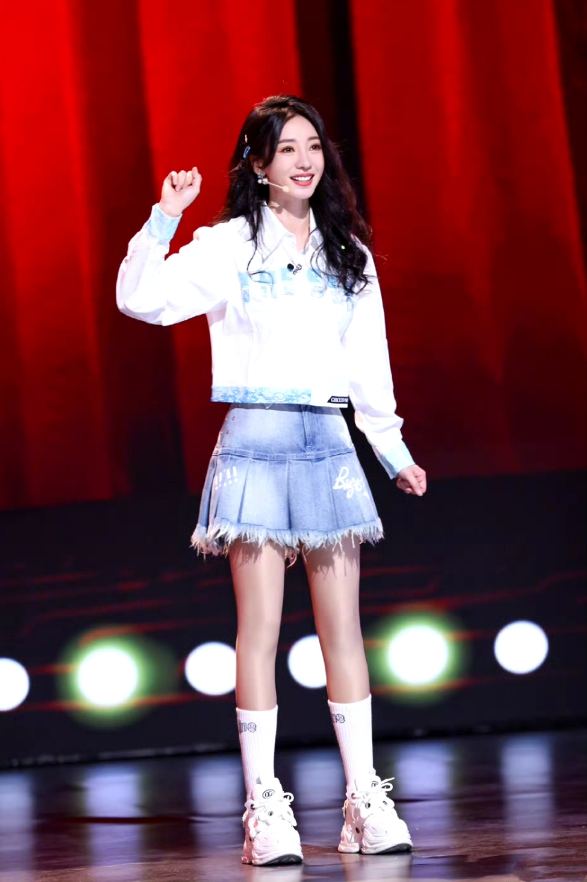 时尚的柳岩,牛仔裙穿出少女感