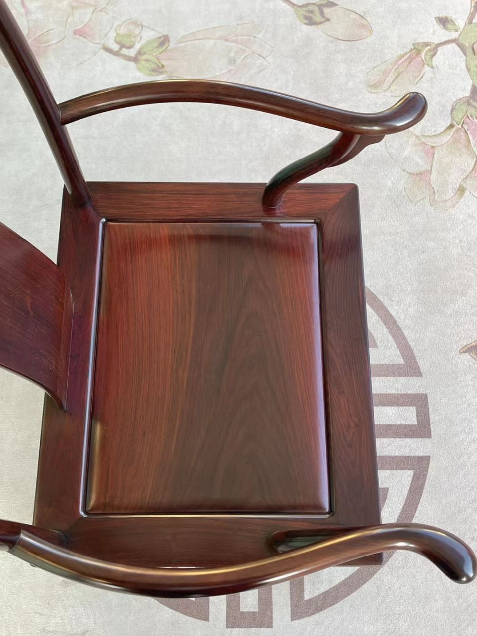 大红酸枝四出头官帽椅