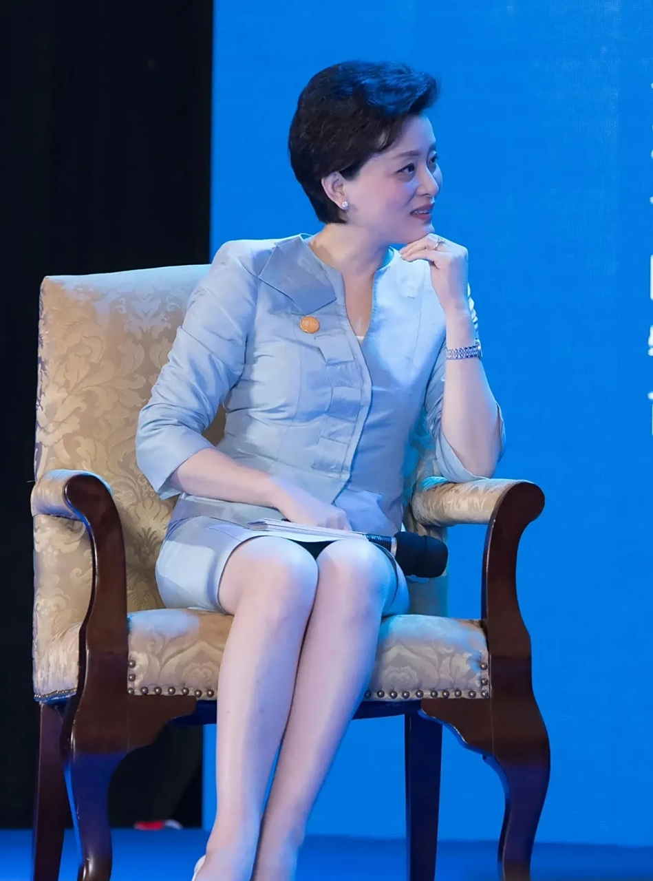 在女主持人中,能与周涛媲美的估计就是她了!