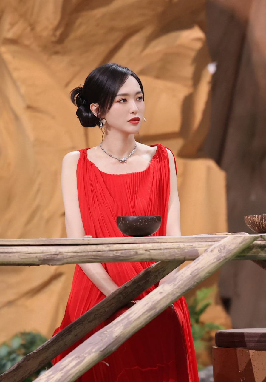 唐嫣穿红裙好漂亮,青春靓丽,美艳动人,很是好看!