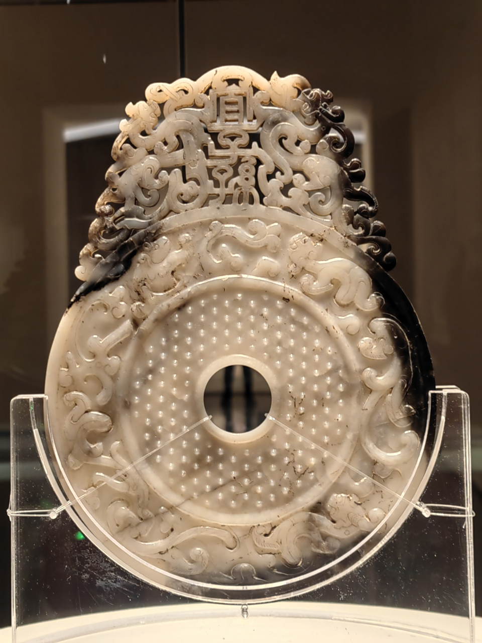 周末去青州博物馆参观,再次看到这件宜子孙玉璧,出廓,水银沁,美得很.