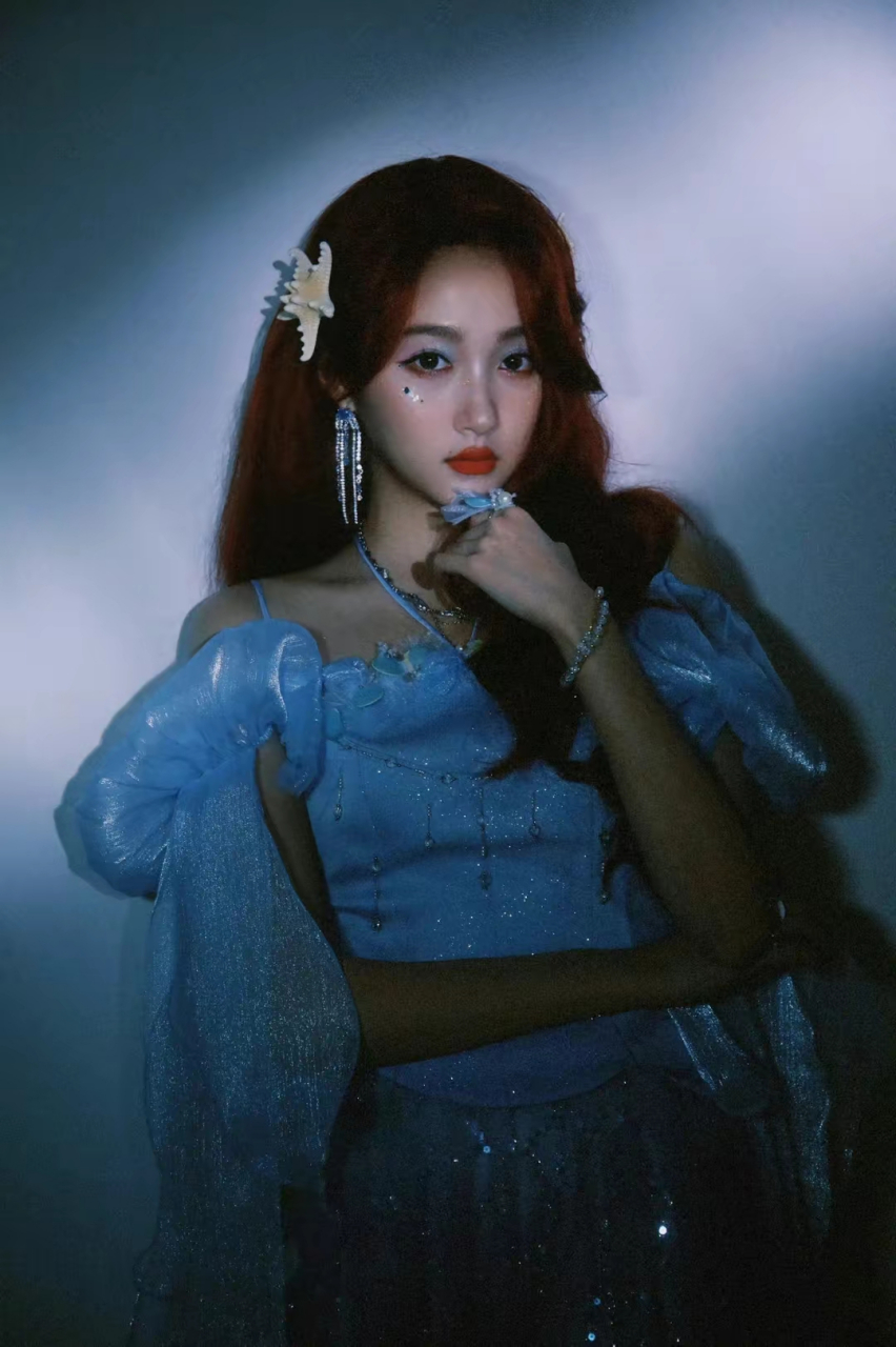 红发人鱼亮片妆,化身蓝色美人鱼,真的好美  关晓彤一袭蓝色亮片薄纱小