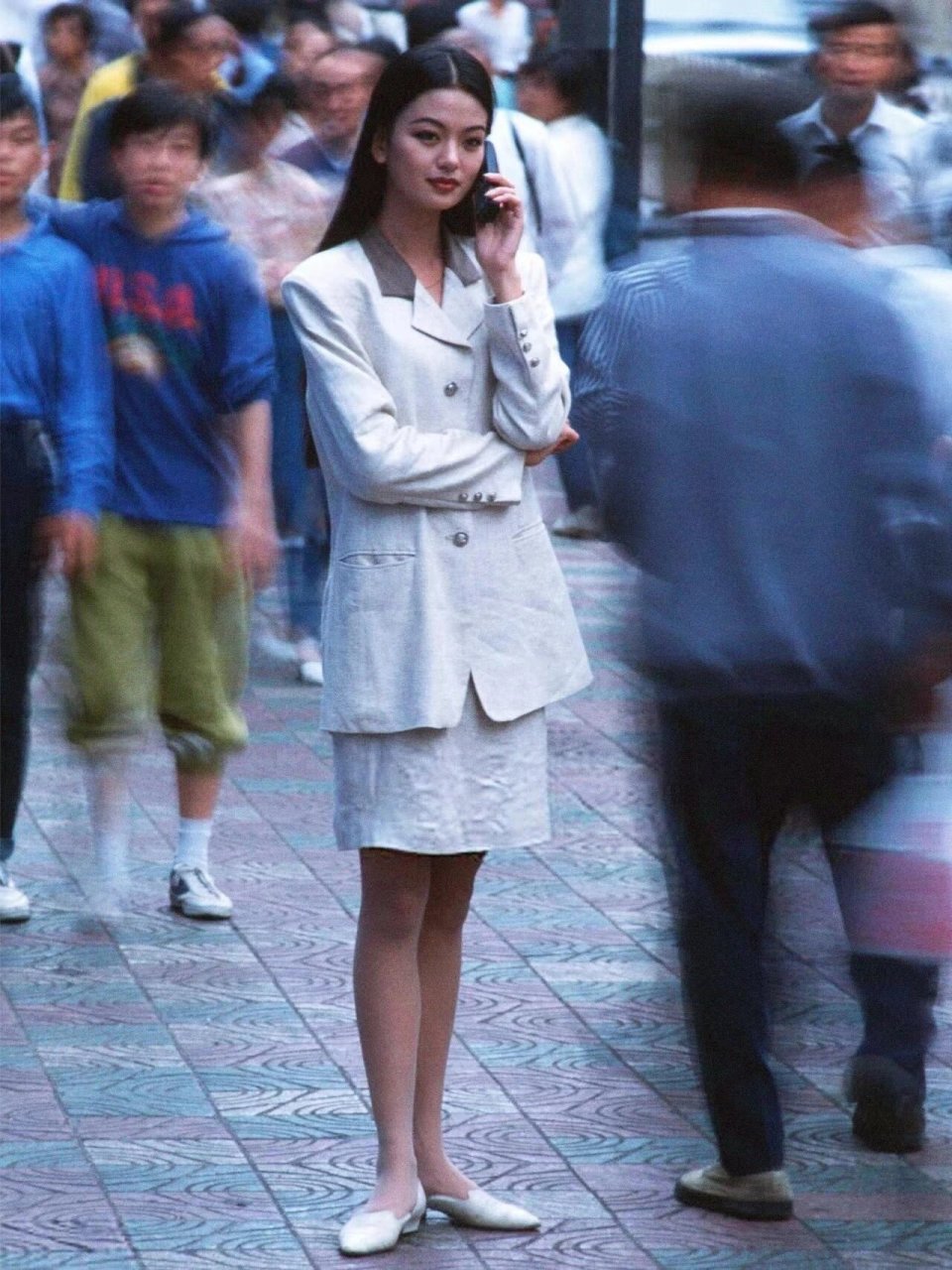 90年代的上海真的繁华,大哥大高筒靴皮带牛仔裤,处处都是时尚精致的