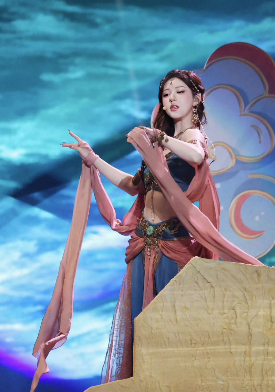 湖南卫视跨年演唱会赵露思敦煌神女造型,这不是挺好看的嘛,怎么会被骂