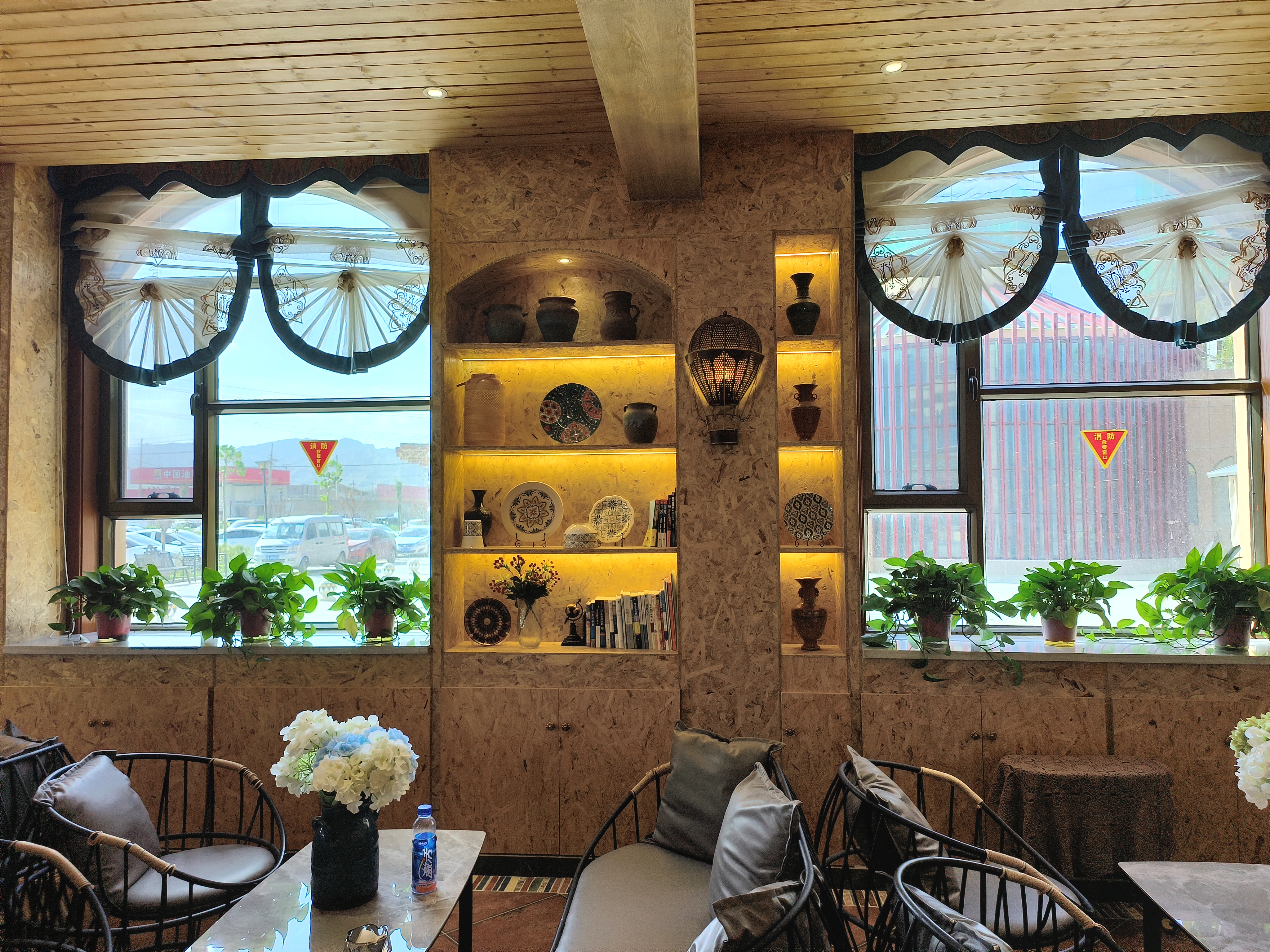 新疆许多维吾尔族餐厅在装修上也很有特色,好看,建筑装修风格上民间有