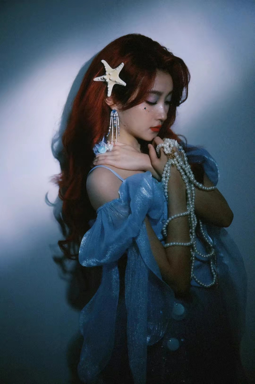 红发人鱼亮片妆,化身蓝色美人鱼,真的好美  关晓彤一袭蓝色亮片薄纱小