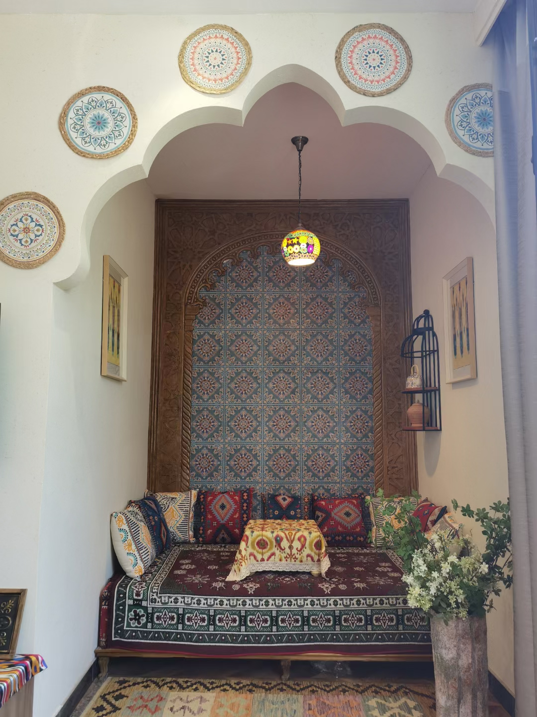 新疆许多维吾尔族餐厅在装修上也很有特色,好看,建筑装修风格上民间有