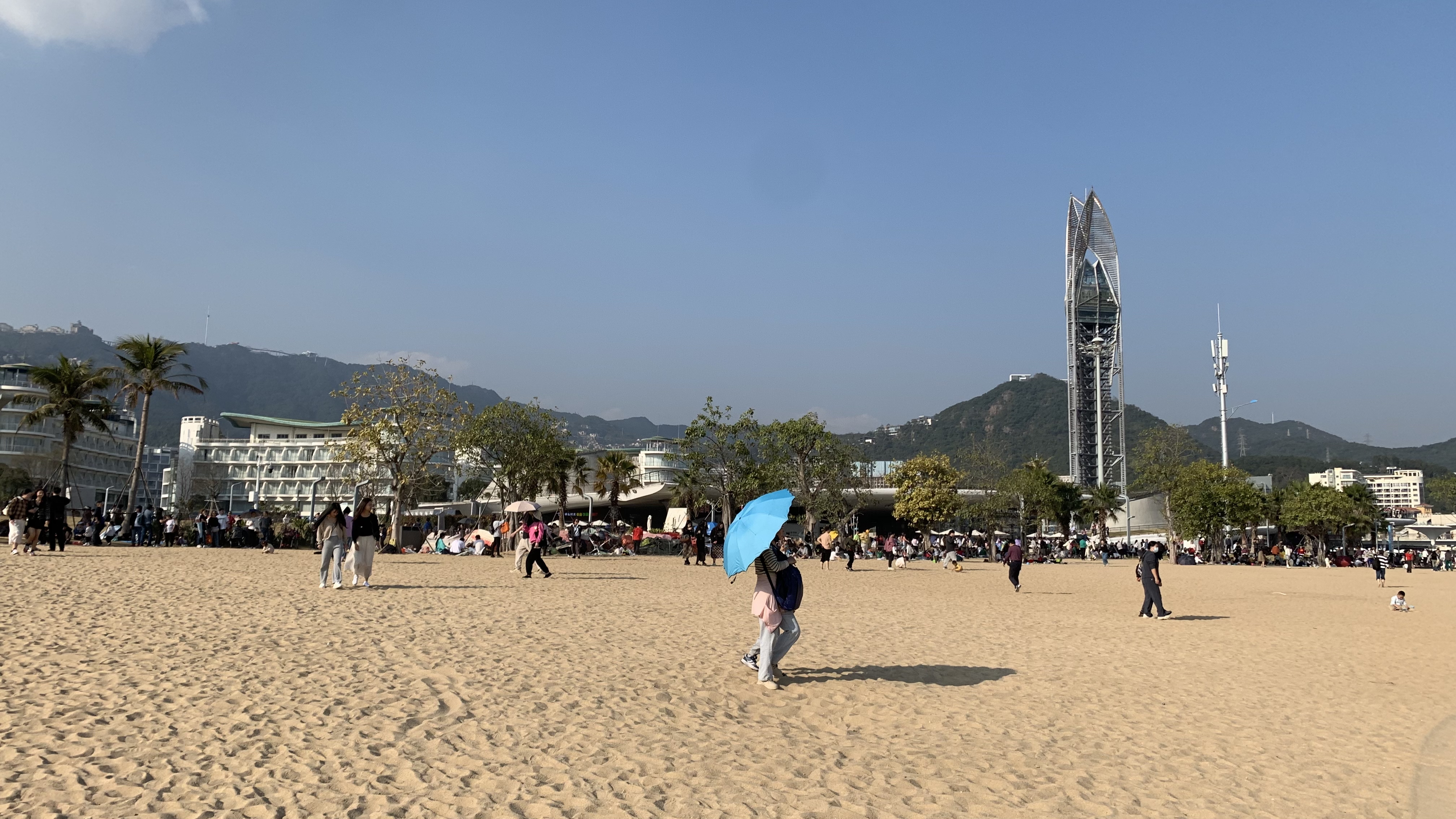 冬天深圳大梅沙海滨公园沙滩上人气依然爆棚