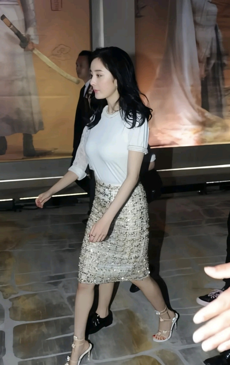 杨幂一件简单的白色t恤,都能穿的这么有味道!