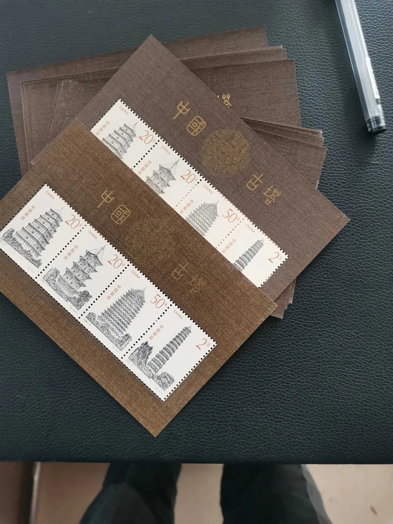 出于对邮票的热爱,我投资了5000元购买了1000枚"中国古塔"小全张邮票