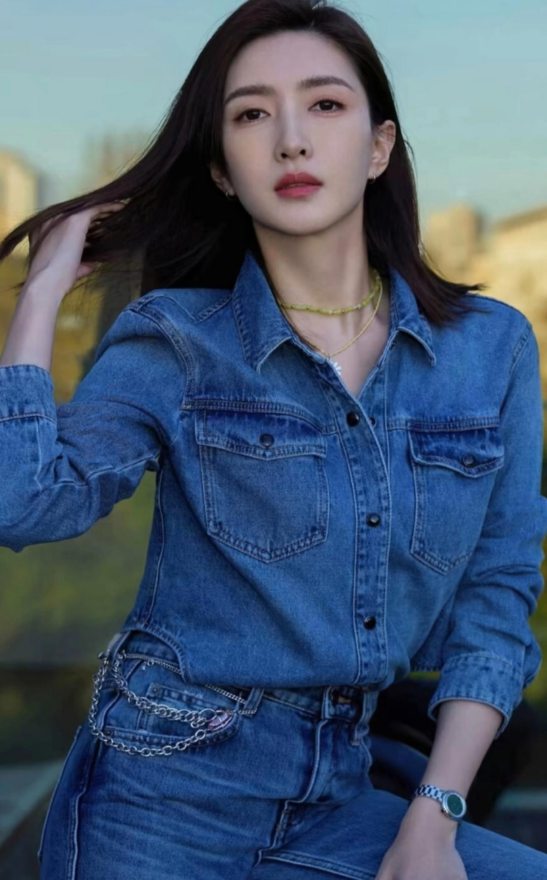 江疏影一身牛仔穿搭,青春靓丽,又美又酷!