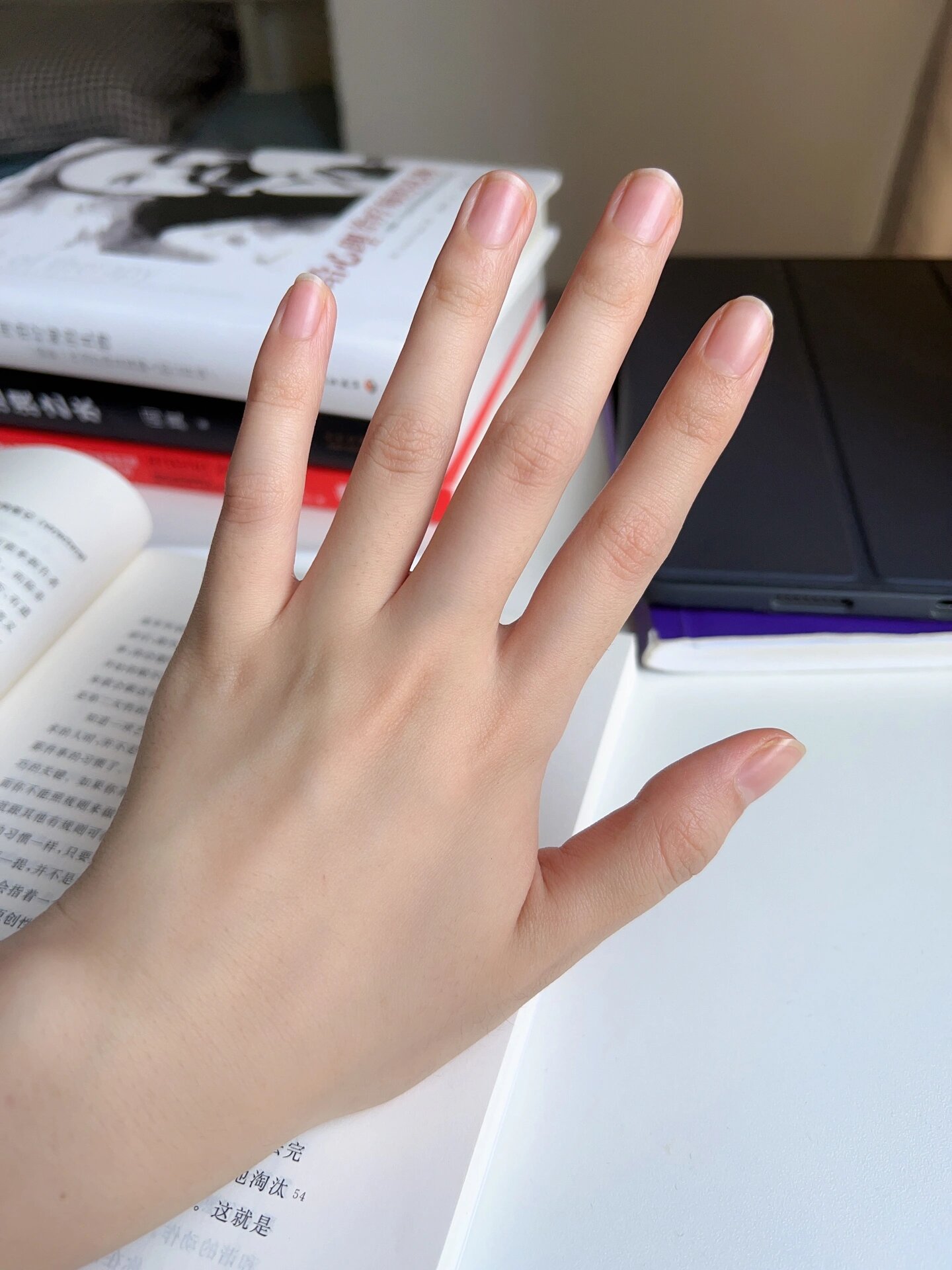 从小到大,我经常被人夸手好看,算卦的也说我长大了是握笔杆子的,是